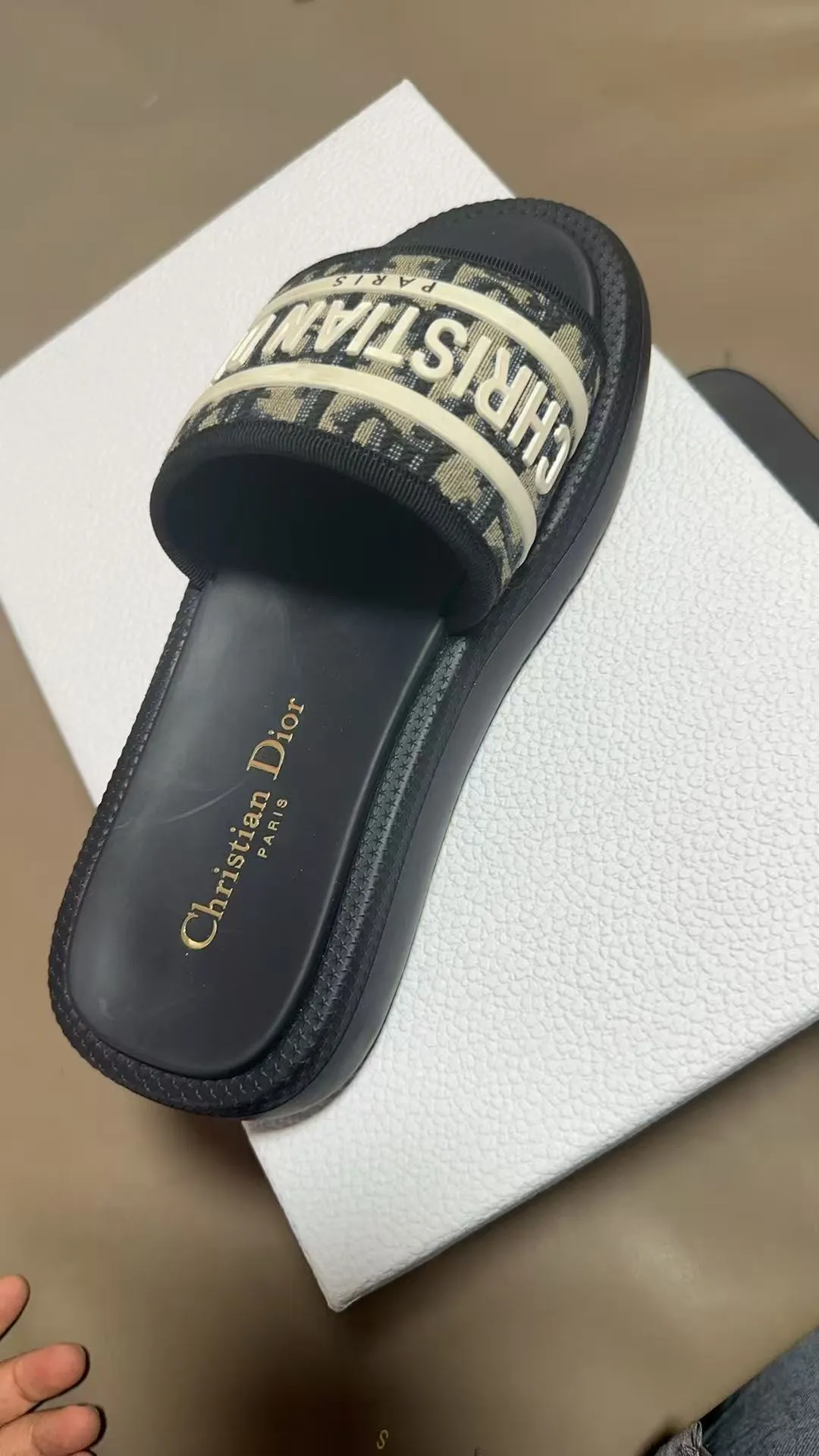 👟👟Ex-factory price 360👟👟 Dior Dior spring and summer catwalk newly upgraded sandal series classic thick-soled sandals original 1:1 development soft and delicate foot feel extremely comfortable versatile style original foam outsole 💝💝💝easy to control, 3 colors available, medium size 35-40 (41-42 customized)